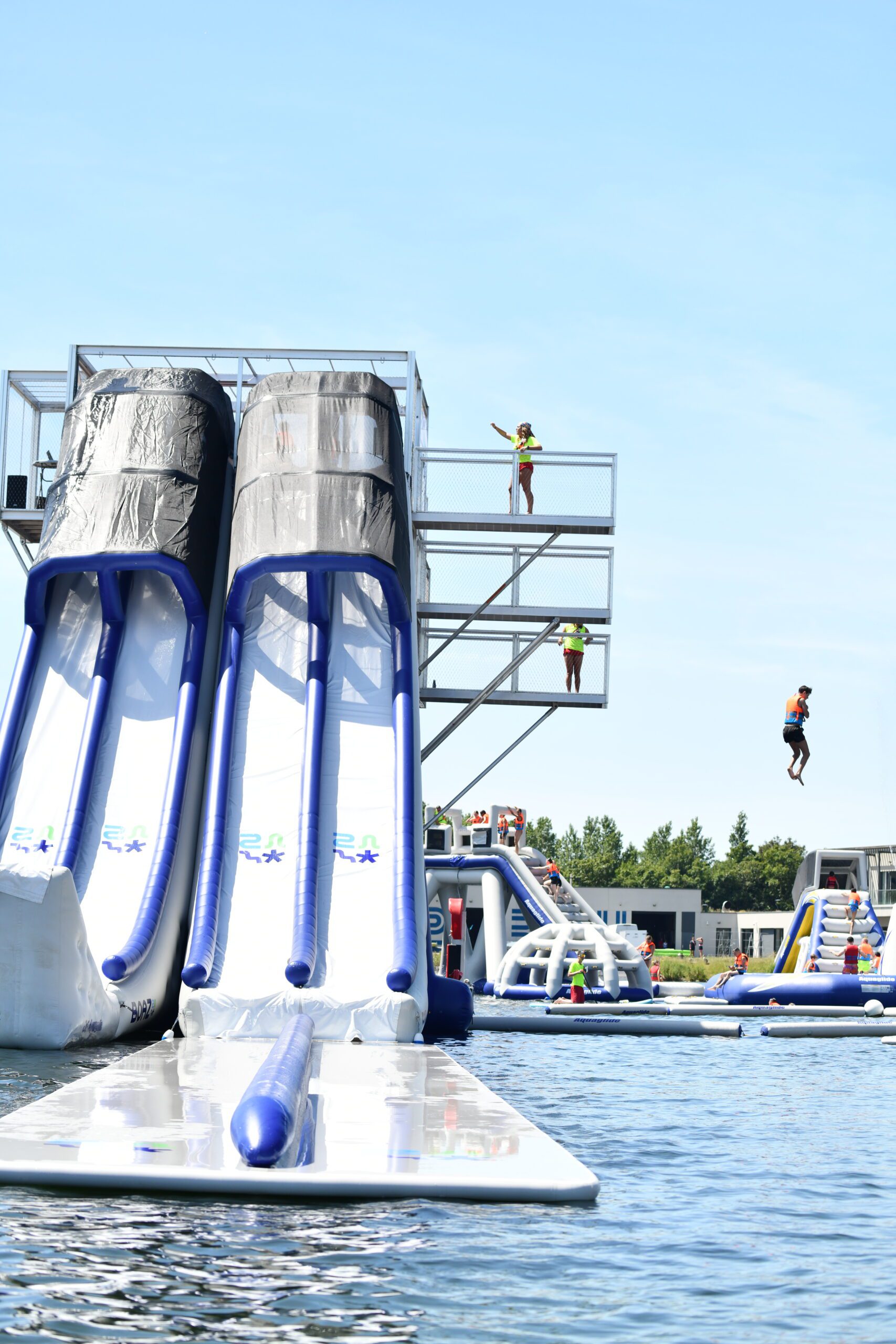 Xtrem Tower du parc aquatique Gravelines avec toboggans géants et saut dans l’eau au PAarc des Rives de l’Aa