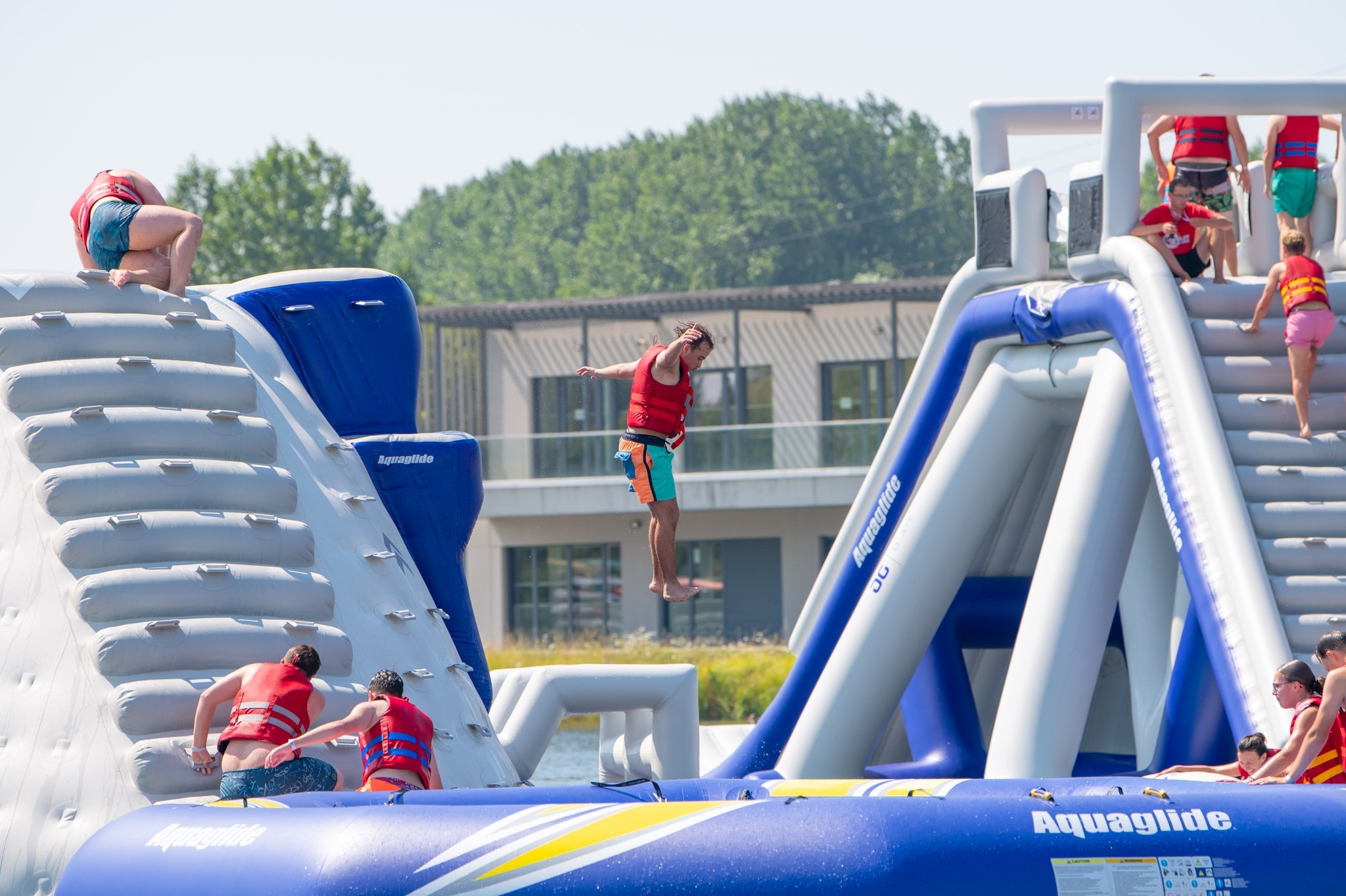 Participants sautant depuis une structure gonflable au parc aquatique Gravelines au PAarc des Rives de l’Aa