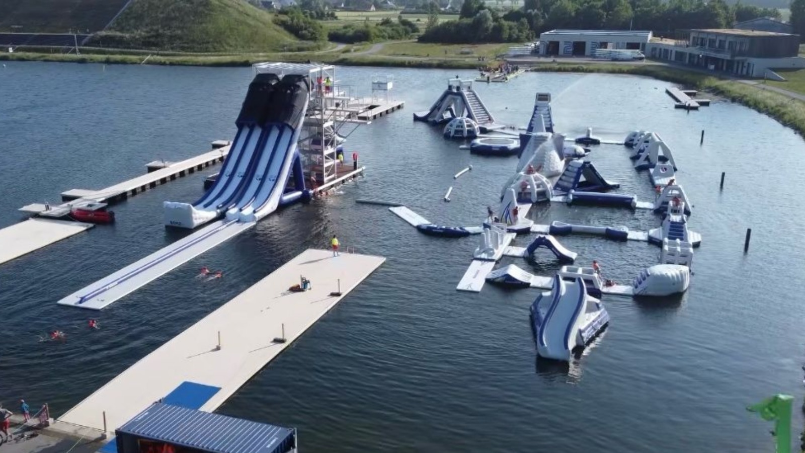 Parc aquatique Gravelines vu du ciel avec structures gonflables sur l’eau au PAarc des Rives de l’Aa